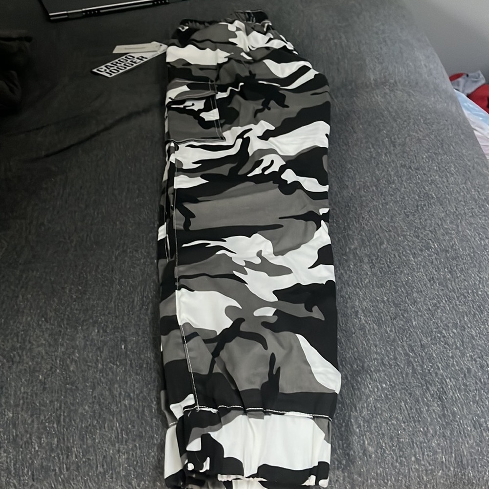 Francesca’s camo joggers NWT, size medium